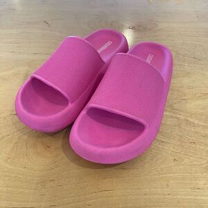 Cushionaire‎ Womens Feather Cloud Recovery Comfort Slide Sandals Hot Pink Size 8